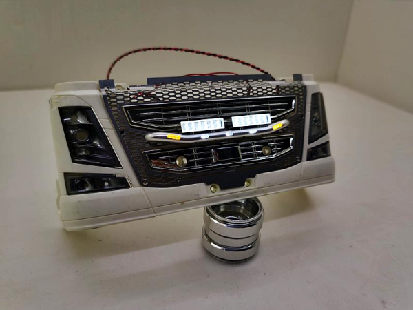 Preview: Lampenbügel Front für Tamiya Volvo FH16, Var. 2