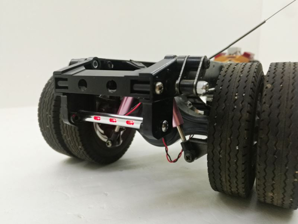 Preview: Zentrale Rückleuchte mit roten LED's für Tamiya LKW's
