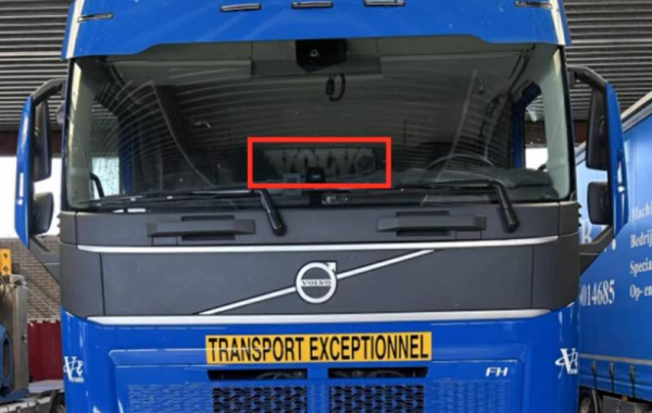 Preview: Beleuchtetes VOLVO Logo für Tamiya LKW, Lichtfarbe blau