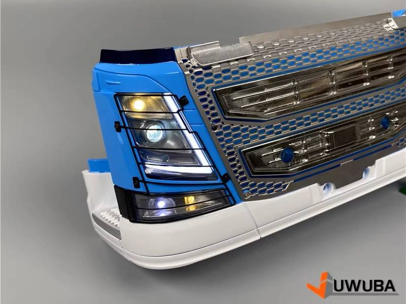 Frontscheinwerfergitter für den Tamiya Volvo FH16, silber