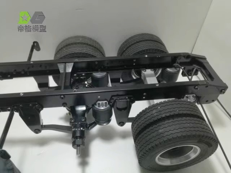 Achsaufhängung für eine Heckachse, mit Luftfederung Attrappe, liftbar