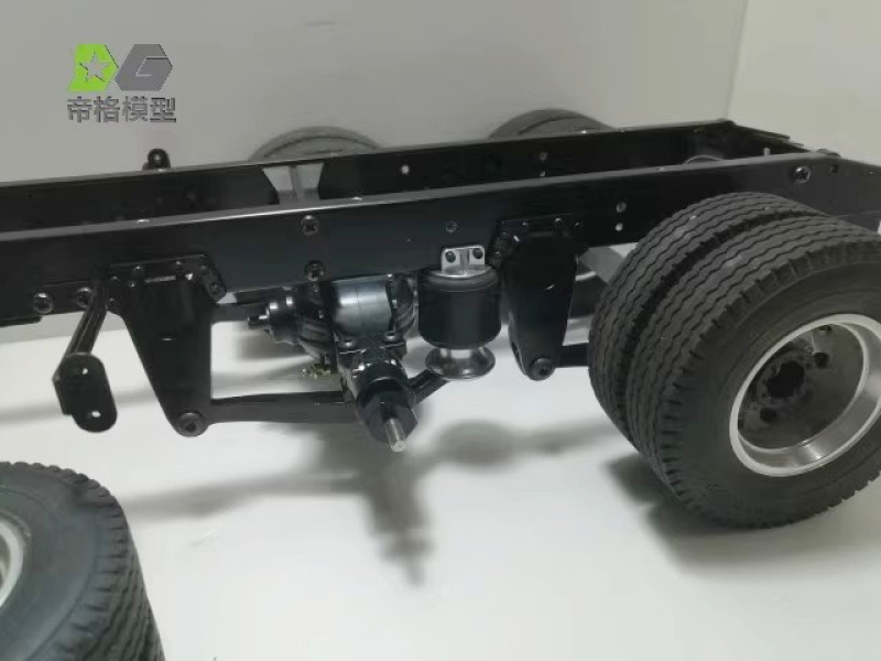 Achsaufhängung für eine Heckachse, mit Luftfederung Attrappe, liftbar