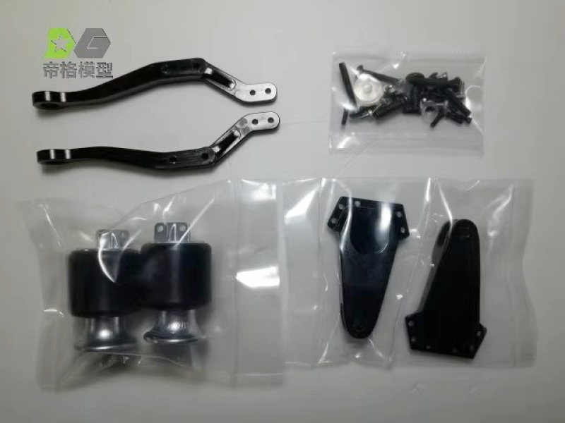 Achsaufhängung für eine Heckachse, mit Luftfederung Attrappe, liftbar